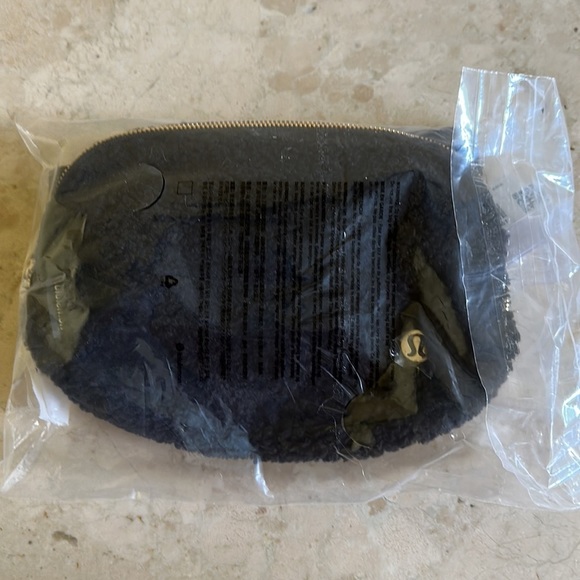 Everywhere BELT BAG Fleece black Fanny Pack LAST CHANCE Lululemon - Picture 6 of 16